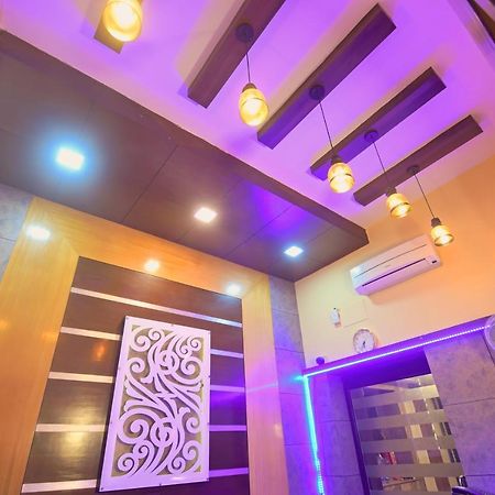 Hotel Jingle Inn Колката Екстериор снимка