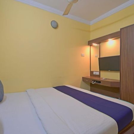 Hotel Jingle Inn Колката Екстериор снимка