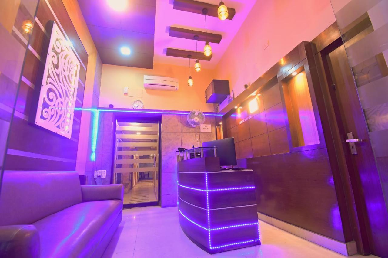 Hotel Jingle Inn Колката Екстериор снимка