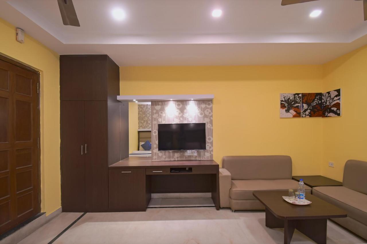 Hotel Jingle Inn Колката Екстериор снимка