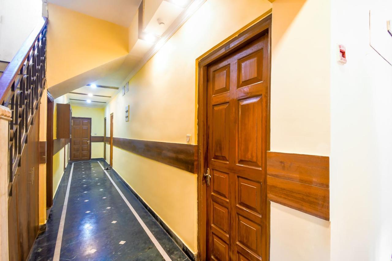 Hotel Jingle Inn Колката Екстериор снимка