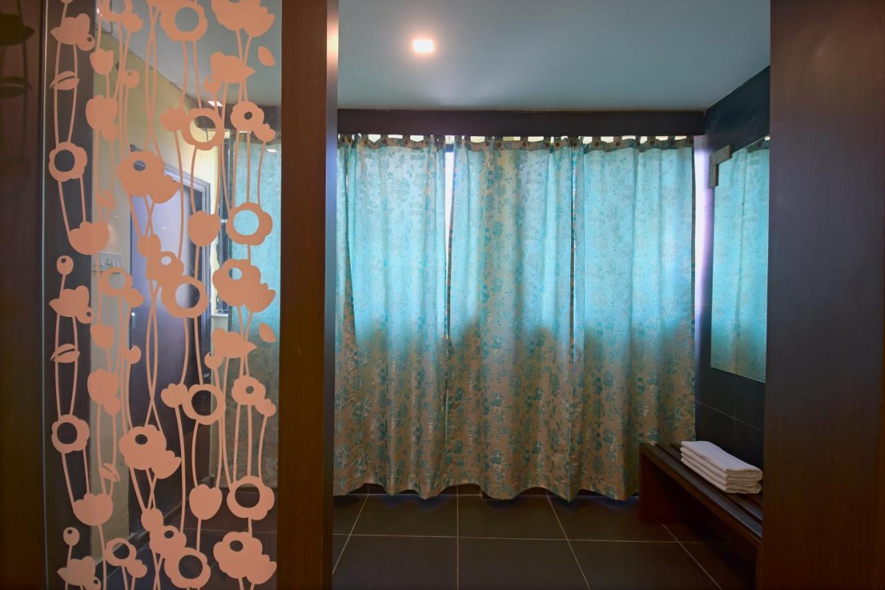 Hotel Jingle Inn Колката Екстериор снимка