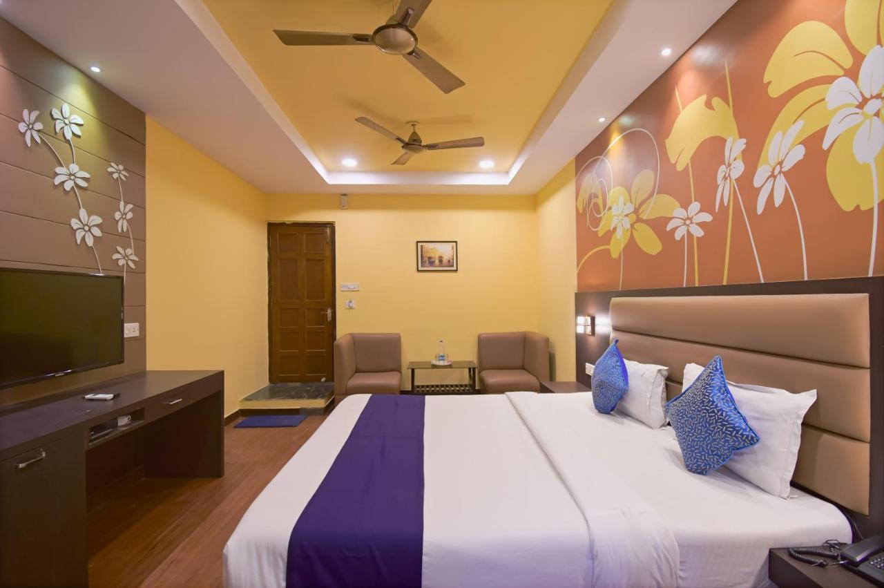 Hotel Jingle Inn Колката Екстериор снимка