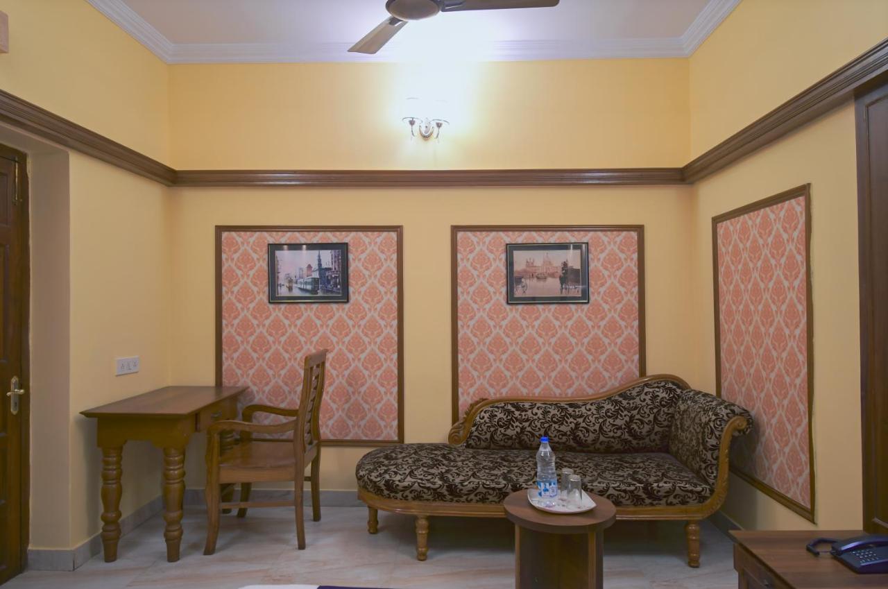 Hotel Jingle Inn Колката Екстериор снимка