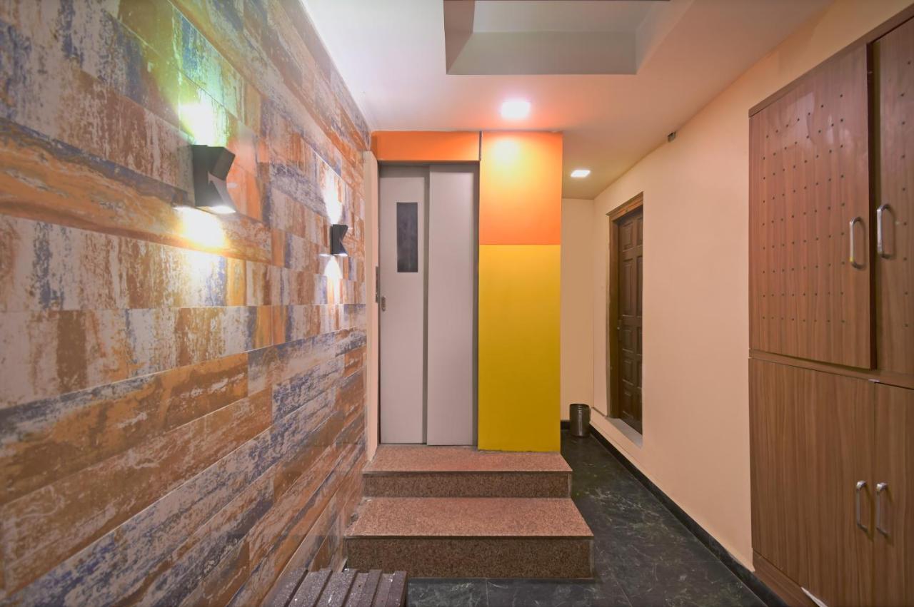 Hotel Jingle Inn Колката Екстериор снимка