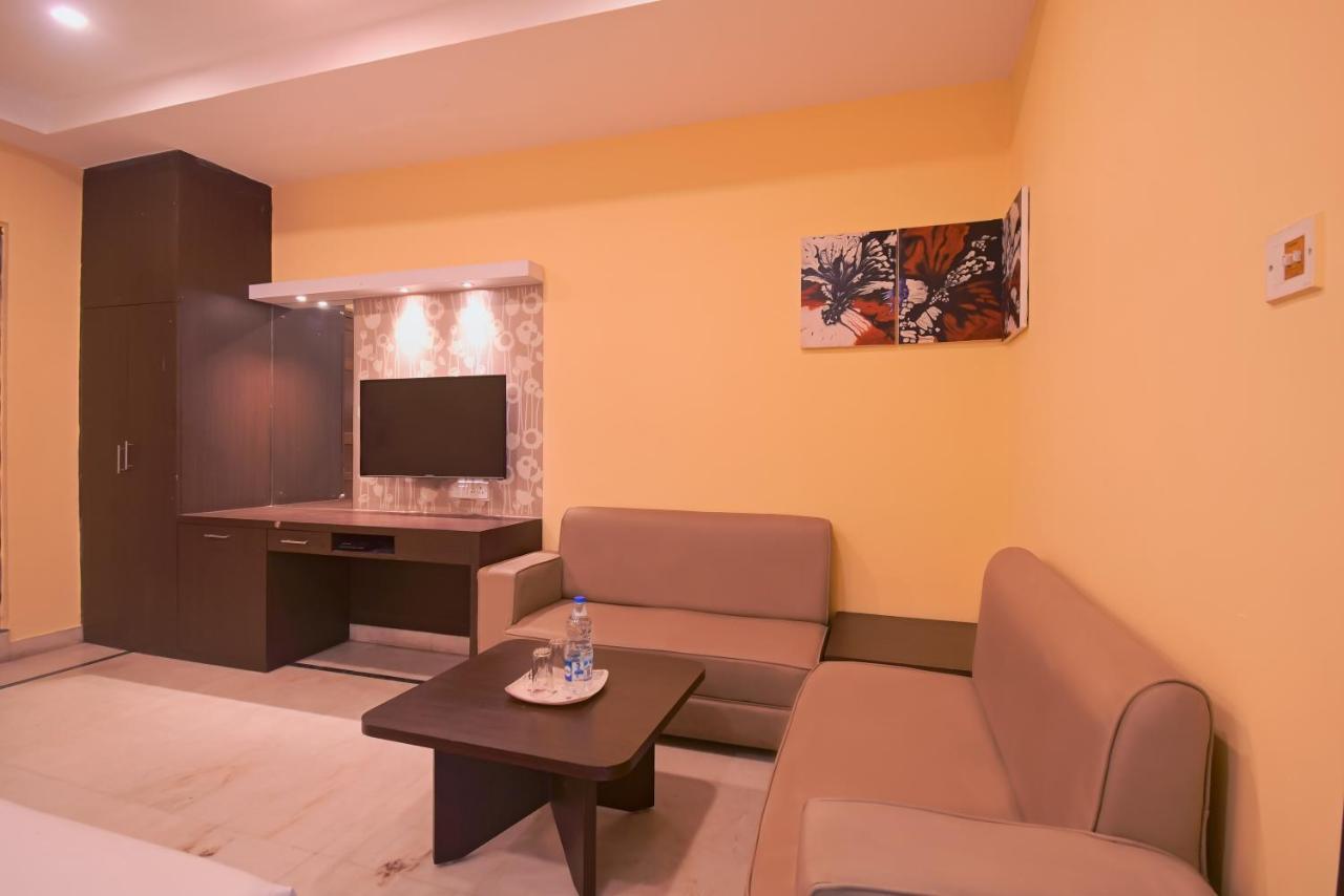 Hotel Jingle Inn Колката Екстериор снимка