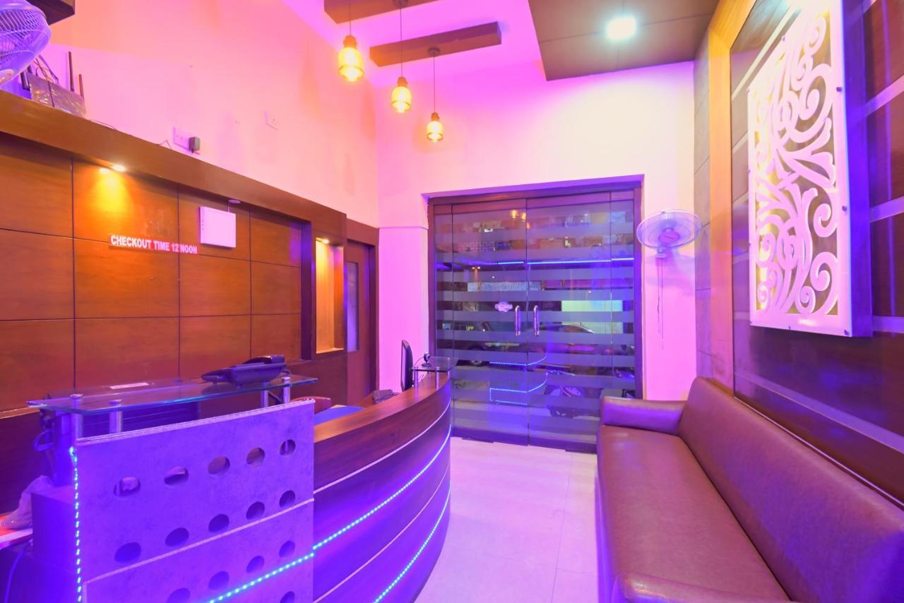 Hotel Jingle Inn Колката Екстериор снимка