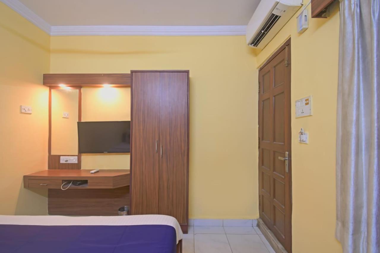 Hotel Jingle Inn Колката Екстериор снимка