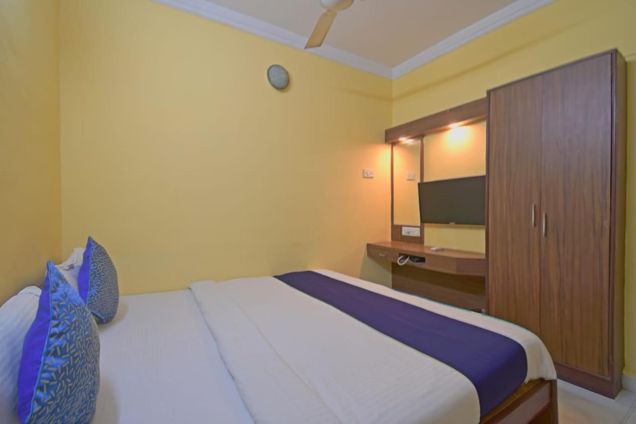 Hotel Jingle Inn Колката Екстериор снимка