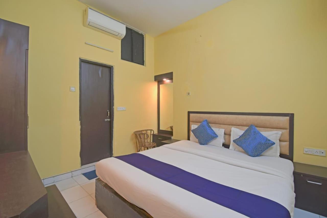 Hotel Jingle Inn Колката Екстериор снимка